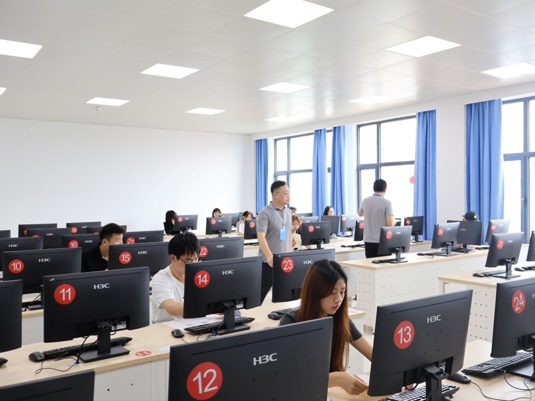 青島市首屆“技能新星”職業(yè)技能大賽物流與貨運代理賽項在我校圓滿落幕，信息技術(shù)咨詢賦能賽事創(chuàng)新